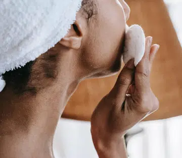 Is micellar water or oil makeup remover better? A doctor reveals on TikTok. Singapore Women's Weekly (Image Pexels/ Shimazaki)