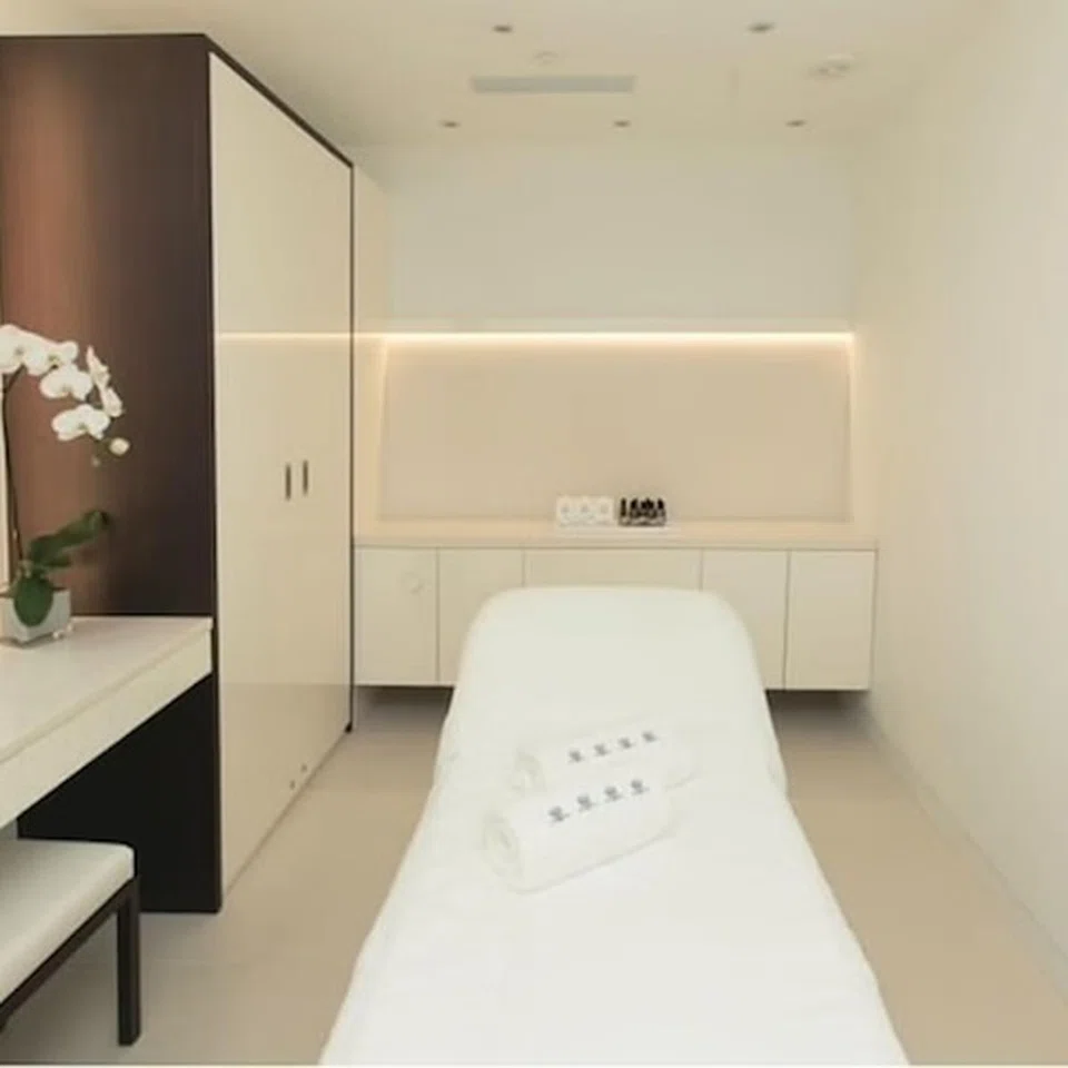 directory-Sisley-Paris-Phyto-Aromatic-Intensive-Sisleŷa-La-Cure-Facial-spa-awards-2024