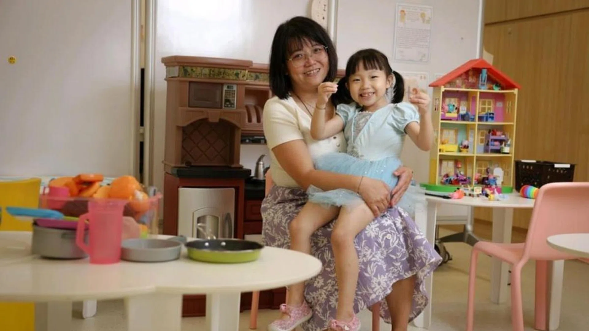 Madam Felicia Tan with her five-year-old daughter Elvia Lim. The girl now has a voracious appetite, earning her the nickname “little hungry monster”. ST PHOTO: ONG WEE JIN