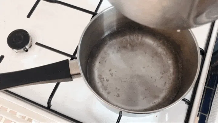 02. Over a medium fire, boil water. Place chocolate in a heatproof bowl, and place over the boiling water to melt. It takes 1-2 minutes to become liquid.