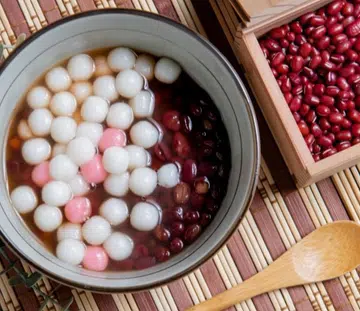 Sweet Red Bean Dessert Soup with Tang Yuan