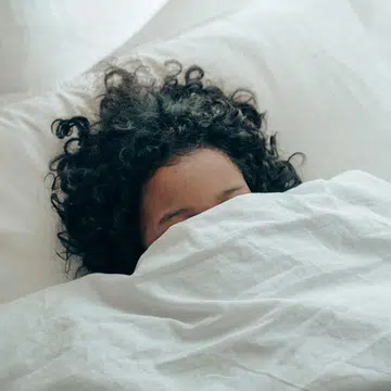 Bears follow the solar cycle, with their sleep-wake cycle dictated by the sun. Generally, bears have little trouble sleeping at night and waking in the morning.