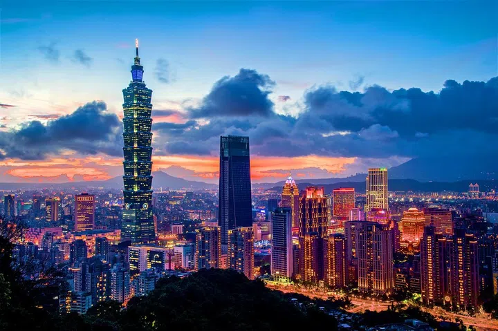 Taipei 101 is a landmark in Taiwan and the tallest building in Taiwan. In Xiangshan can watch the Taipei 101 sunset and night, New Year's Eve can also enjoy the beautiful fireworks.