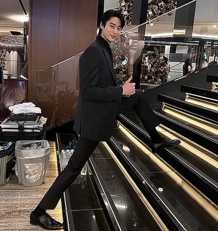 Credit: @byeonwooseok