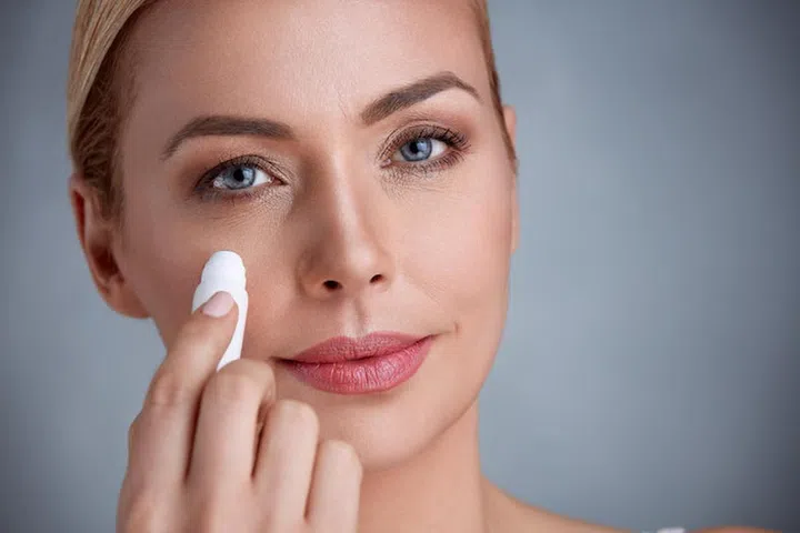 woman remove dark circles under eyes