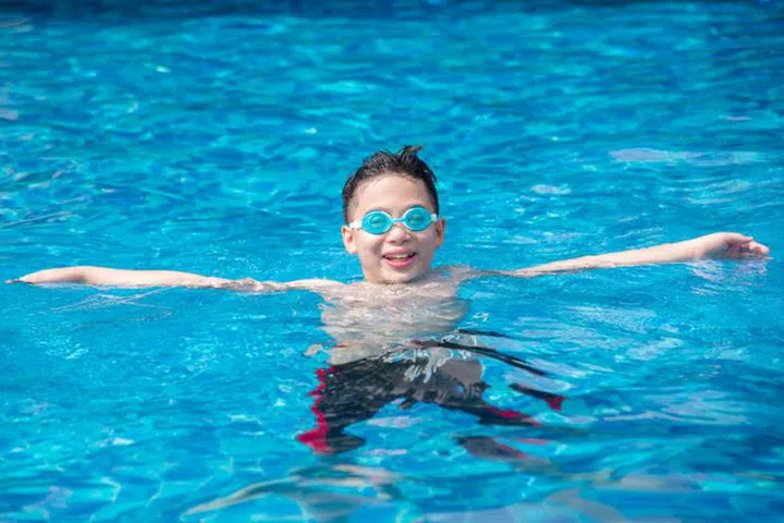 Exposure to UVB light slows the progression of myopia. 