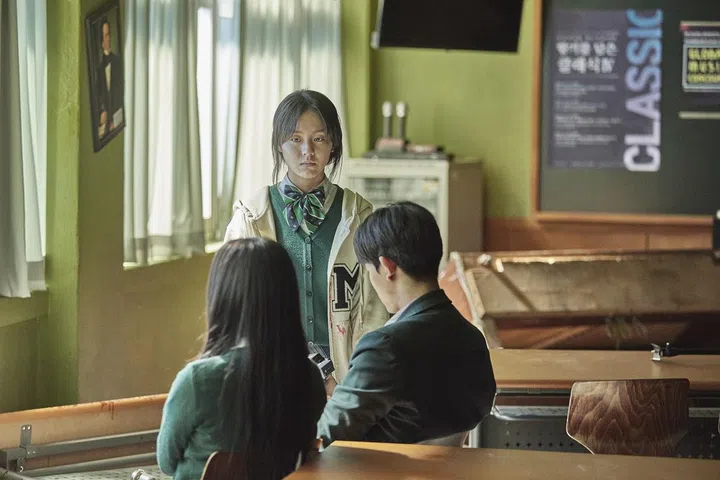 Park Ji-hu as Nam On-jo, Cho Yi-hyun as Choi Nam-ra, Park Solomon as Lee Su-hyeok in All of Us Are Dead Season 1.