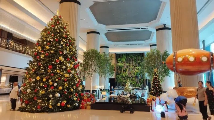 The lobby at Shangri-La was lit up for Christmas at the time of review. Photo: Melody Bay