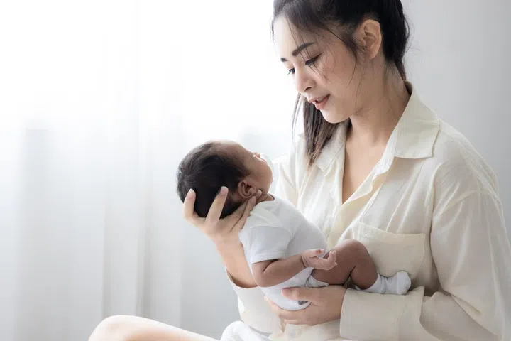 What causes “mumnesia”?