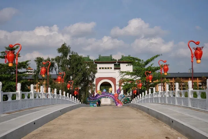 The White Rainbow Bridge leading to the Grand Arch at the Chinese Garden. ST photo: Kevin Lim