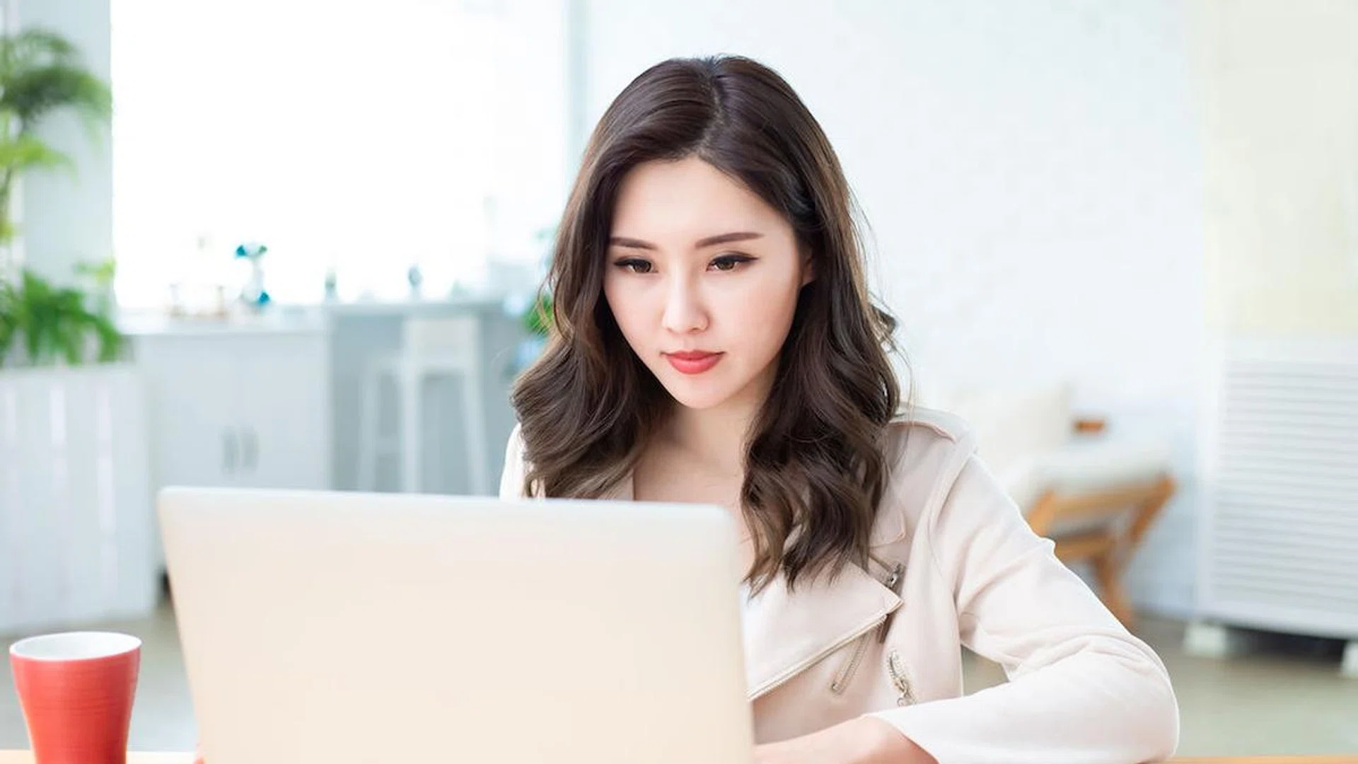 Don't Commit These 7 Faux Pas When Video Conferencing As You Work From Home