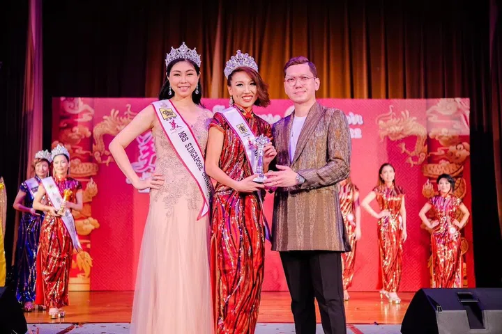 Alison receiving her runner-up trophy at Mrs Singapore Chinatown 2022. Photo credit: Alison Wee