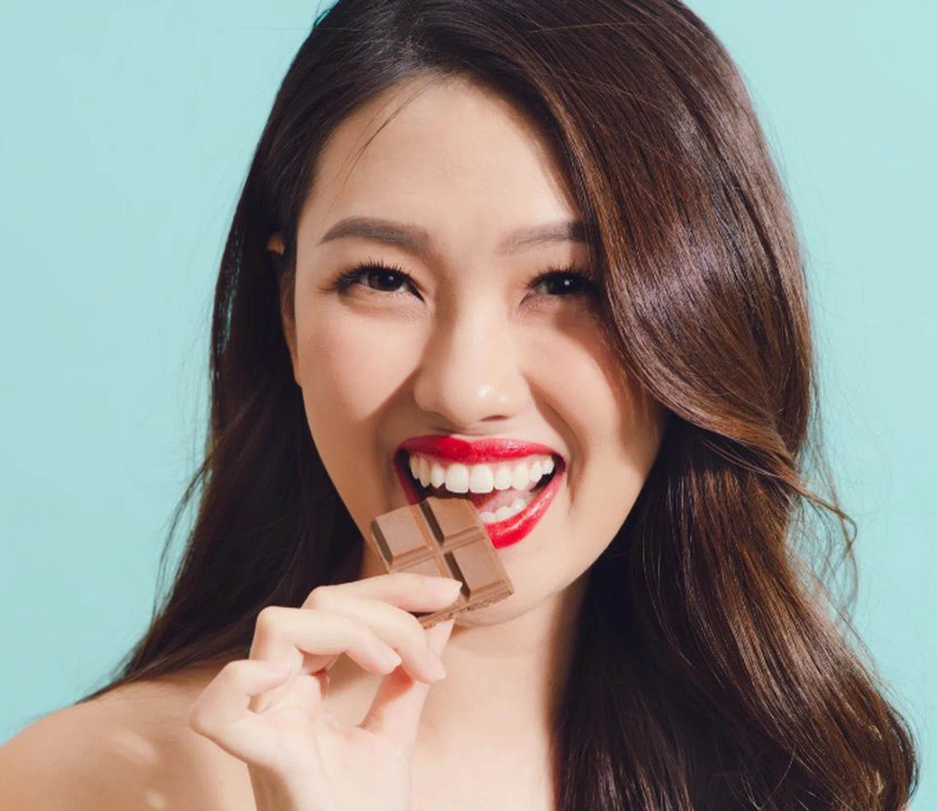 Here's What Eating Too Much Sugar Actually Does To Your Skin_Featured