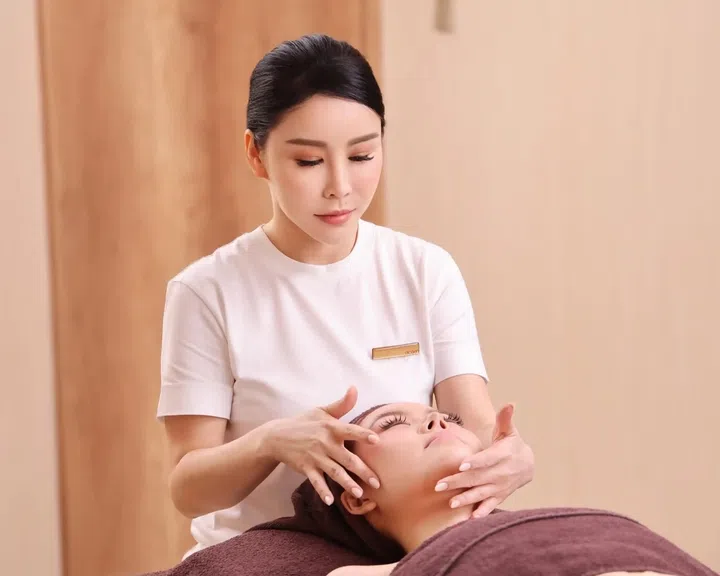 Best Radiance-Boosting Facial
Whiteglow Firming Face Treatment, Bioskin – Face Body Scalp