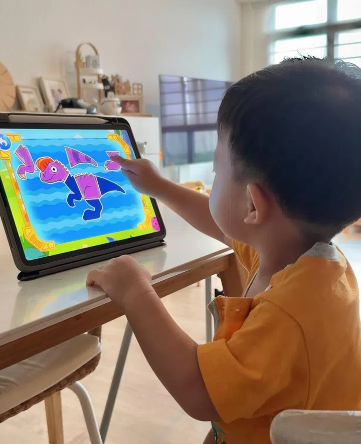 toddler screen addiction - Jyn’s son using the educational app on the tablet. The app is programmed to turn off after 10 minutes.