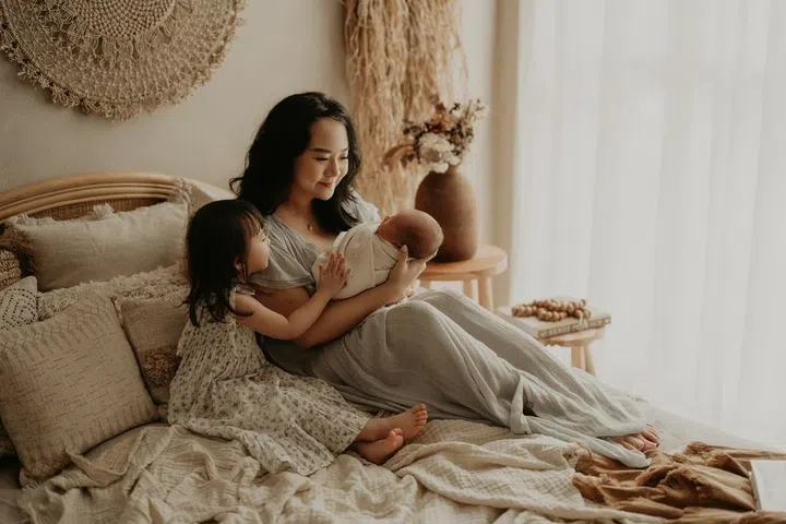 stay home mum tay zhi yun with newborn baby and toddler daughter