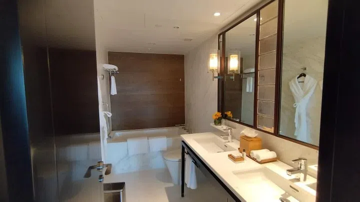 Everyone loves a large bath and his-and-hers sinks. Photo: Melody Bay