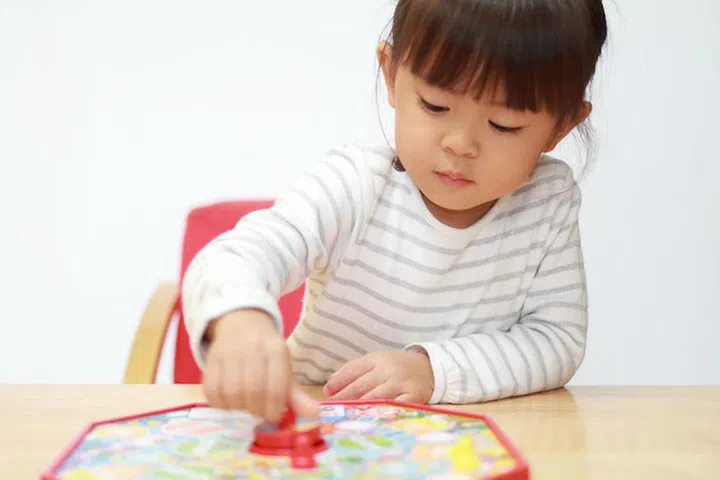 Japanese girl playing with boardgame (3 years old)