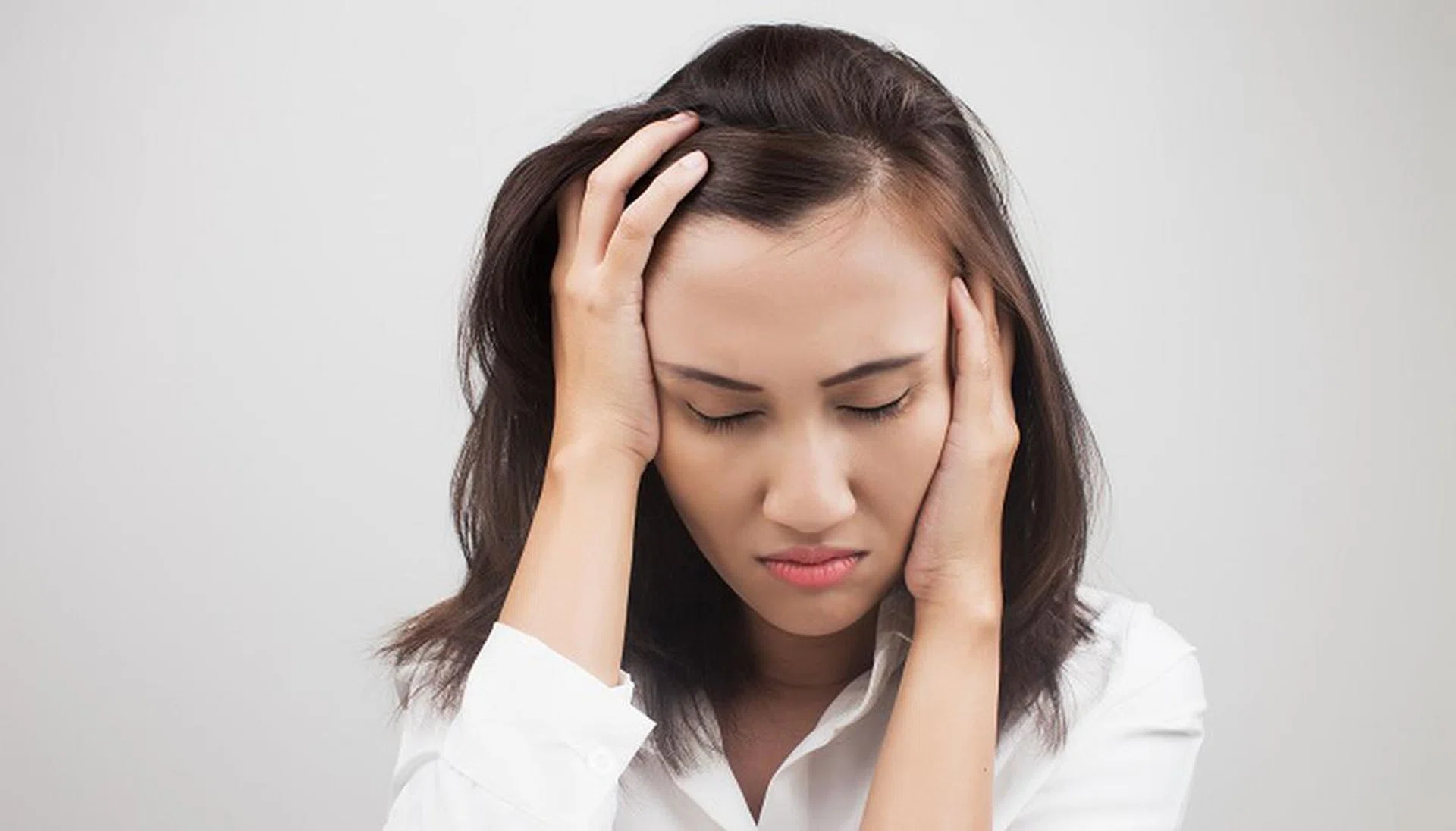 43269349 - woman having a headache