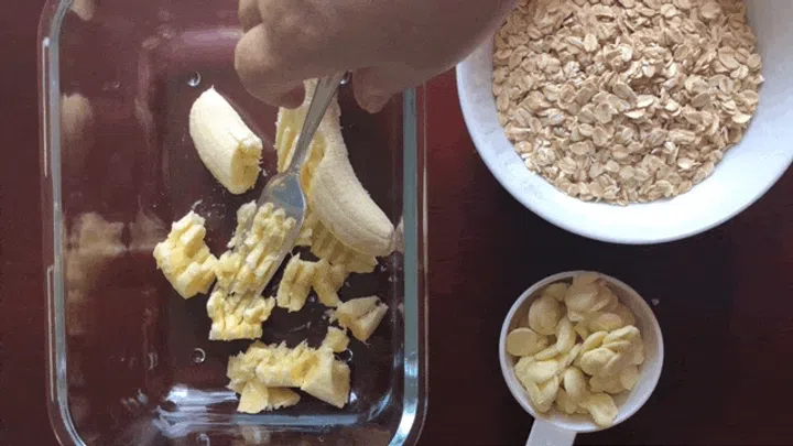 01. Preheat oven to 170 C. In a bowl, Mash banana, add oats and white or milk chocolate chips. 