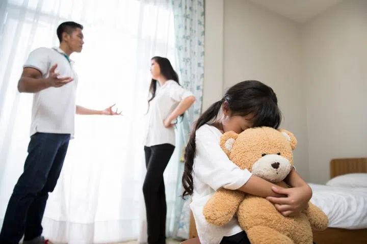Parents are quarreling daughters feel stressed. She cried, hugging a teddy bear