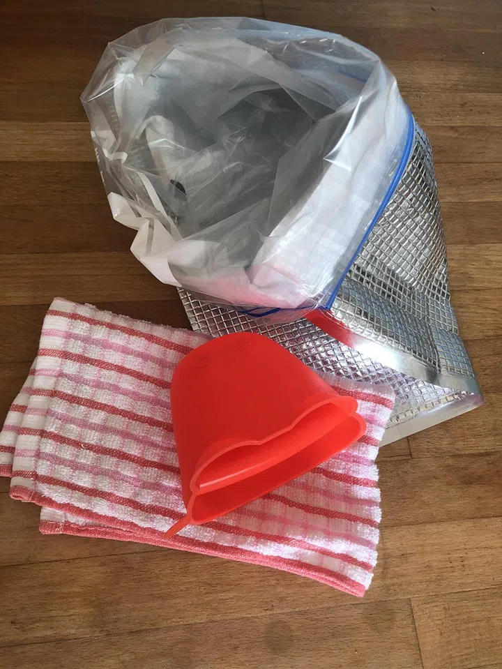 05. Put the small bag inside the large bag of ice, and seal.
05. TIP: For the next step, it helps to pop both bags into an insulated bag. It slows heat transfer and makes firmer ice cream.