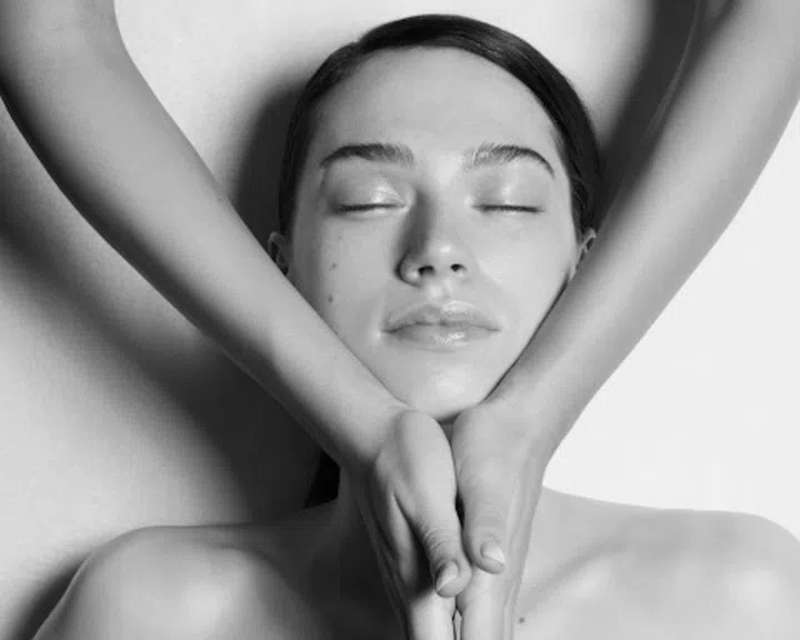 Best Customised Anti-Ageing Facial
Lift From The Peaks Facial, Valmont