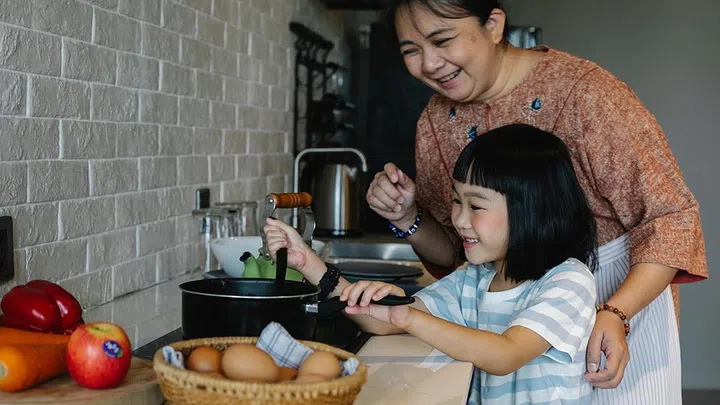 Put in time and effort into teaching your children how to eat well. (Photo Pexels Alex Green)