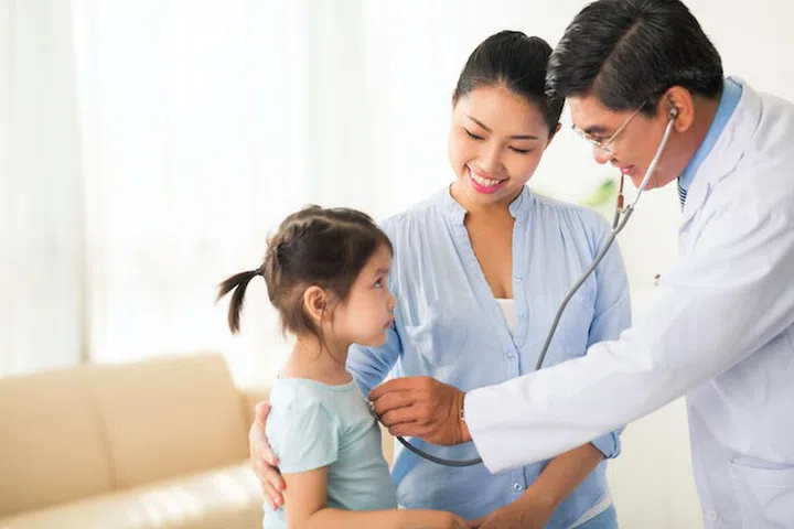 Vietnamese woman took her daughter to pediatrician