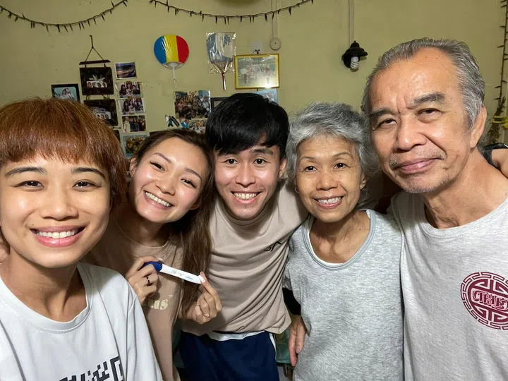 The family in all smiles after the couple announced their pregnancy. Photo: Toh Hui Lin