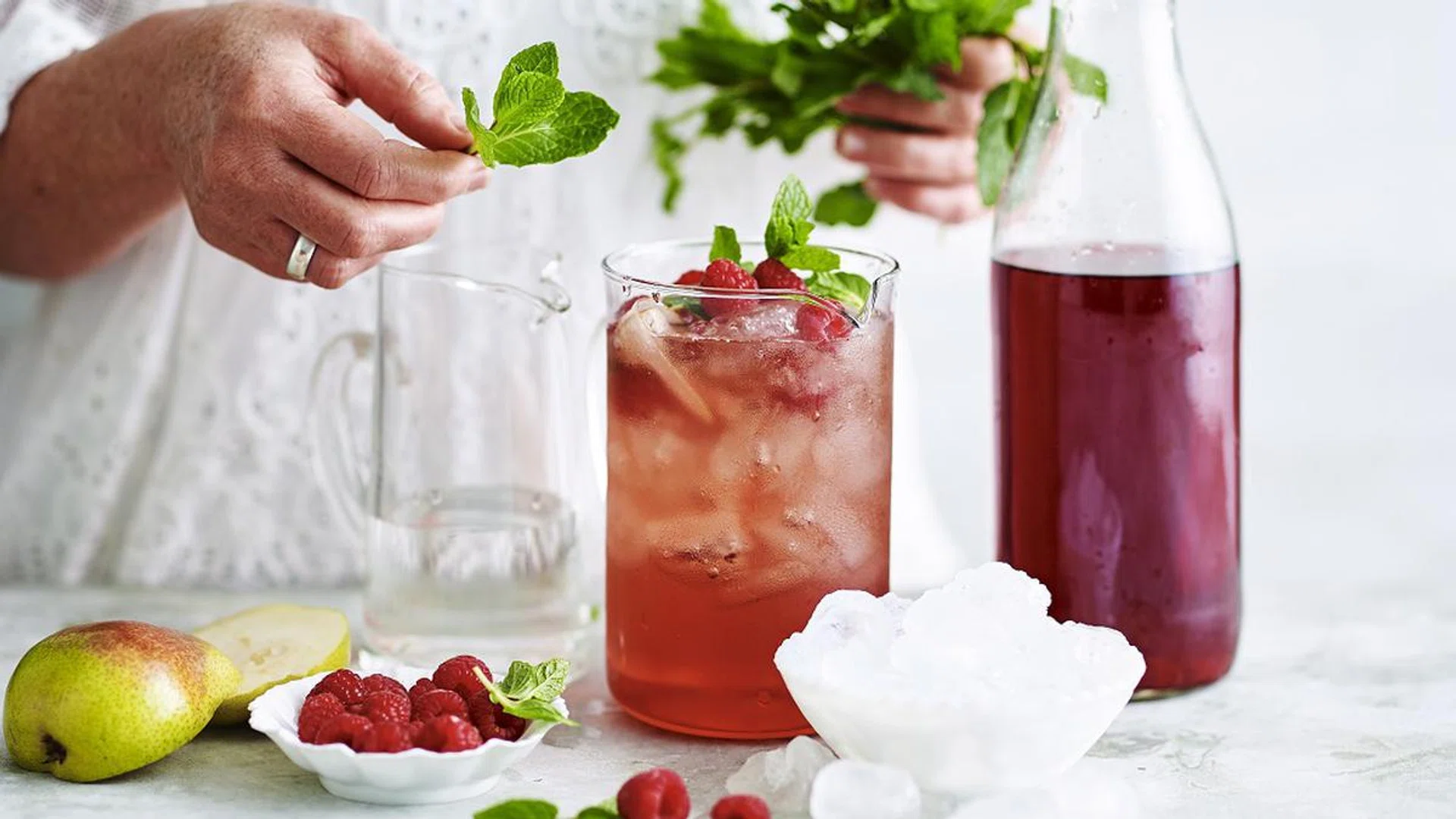 10 Easy Last-Minute Christmas Cocktails (& Alcohol-Free Versions)