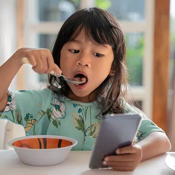 A quick guide to how long your child should be spending on screens