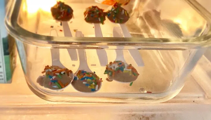 Place chocolate spoons in fridge for at least 10 minutes to harden.