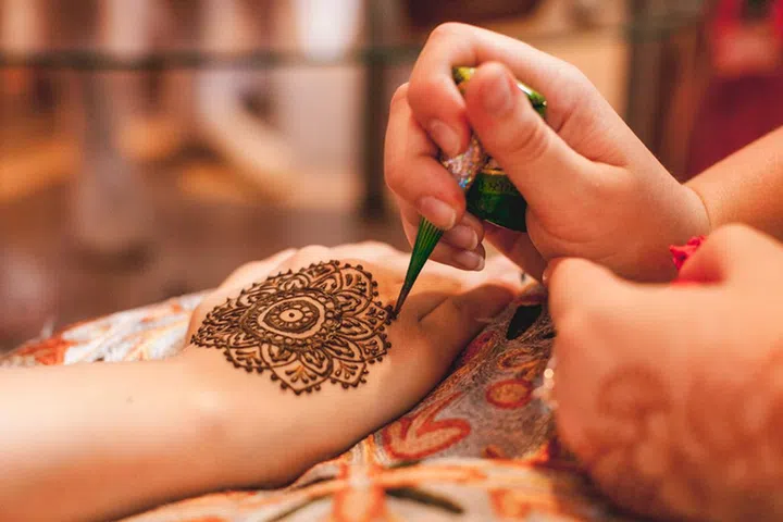 drawing a pattern mehndi