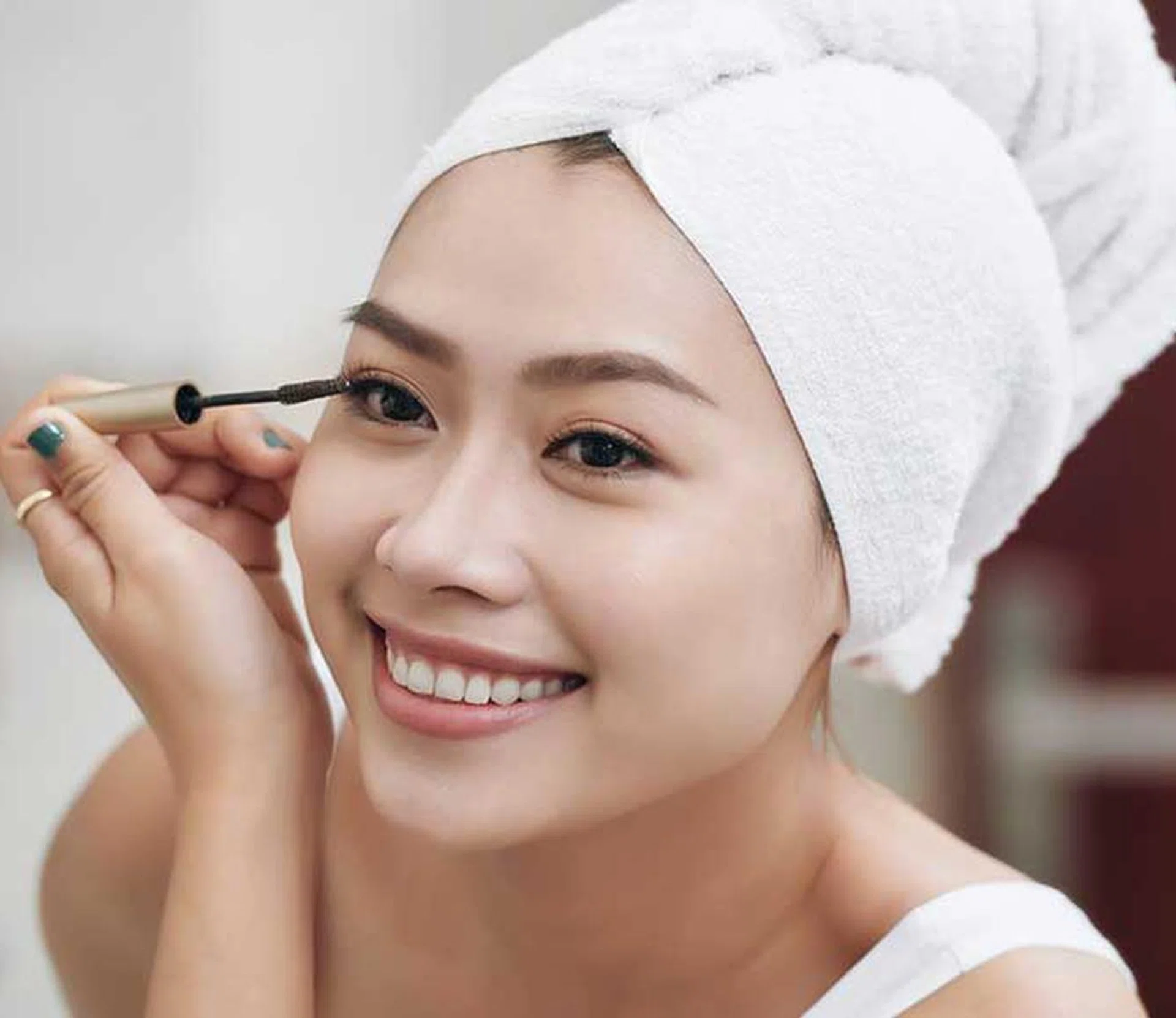 If you're applying mascara or any plumping serums do not let the solution touch the roots lest it affects the lash adhesive glue.