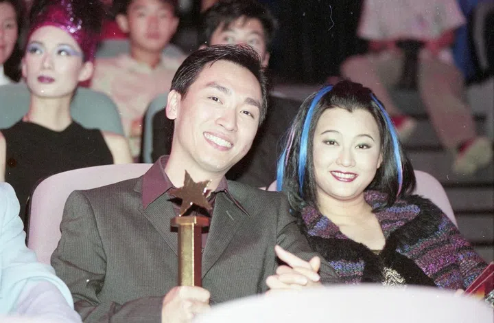 Artiste Rayson Tan (left) at the Star Awards 1997 held on 5 October 1997.