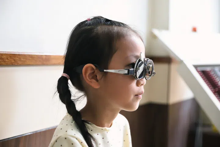 under-corrected spectacles vs fully corrected spectacles myopia