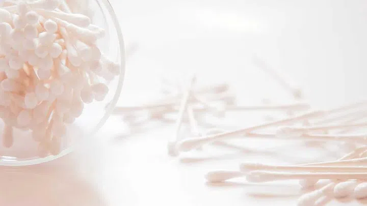 Dab your makeup remover on the Q-tip and look into the magnifying glass to precisely remove your eye makeup. 