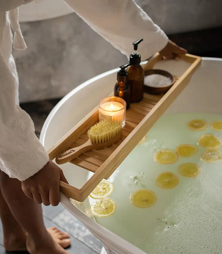 Bath oils are ideal when your skin is dry and scaly. (Photo by Monstera from Pexels)