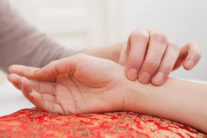 Pulse diagnostic with hand on a cushion