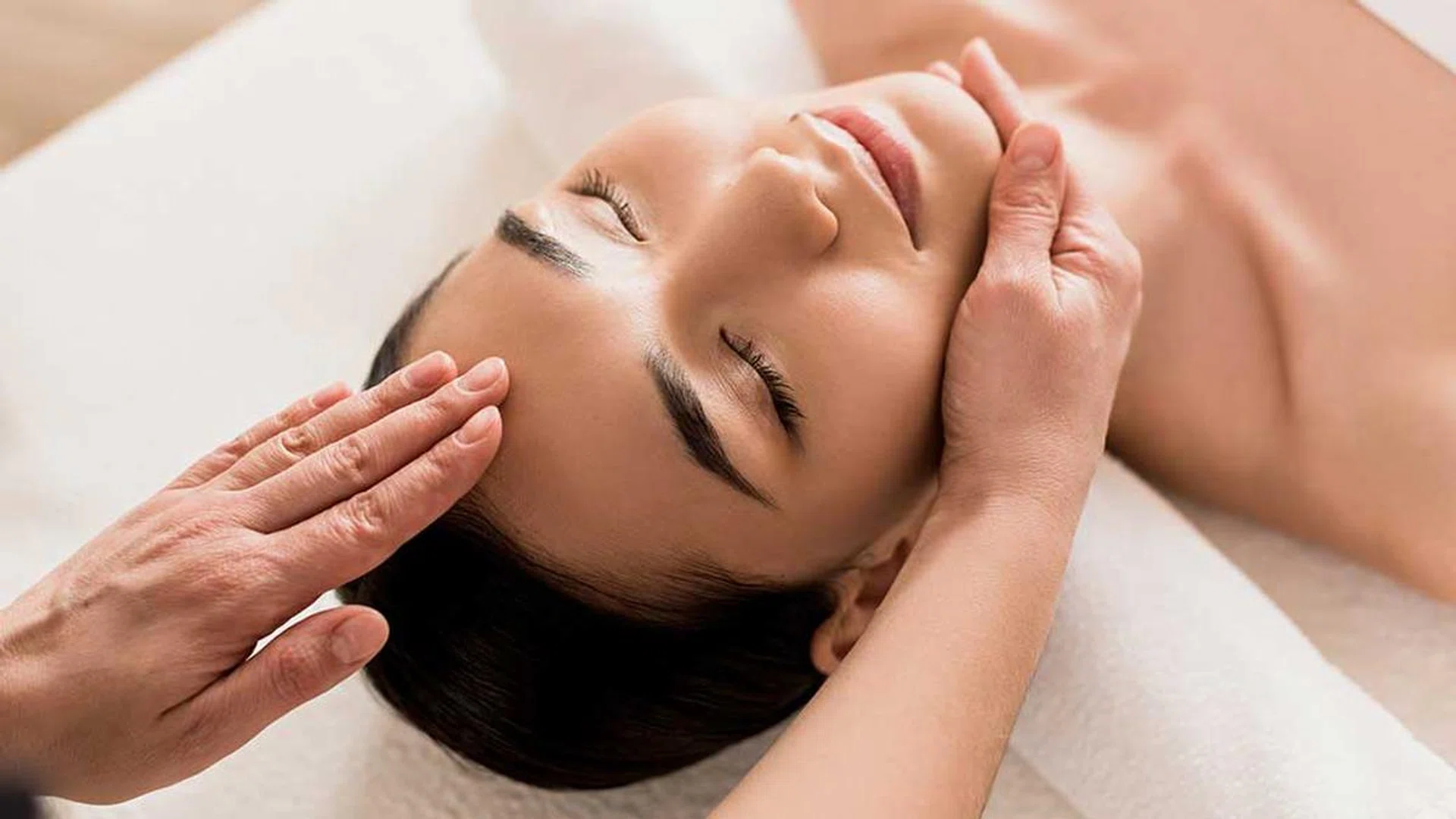 If You're Struggling To Fall Asleep, Try A Light DIY Massage For Insomnia