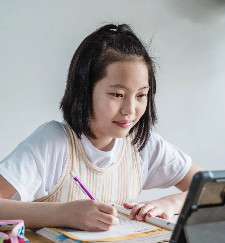 When faced with peer influence, parents should empathise with the child's peer pressure, says child behavioural therapist Xin Xuan from MindfulBear, in an interview with Singapore Women's Weekly. (Pexels Photo by Annushka Ahuja)