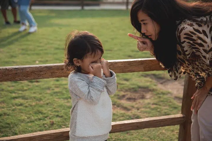 mother telling her little daughter because her doing is false