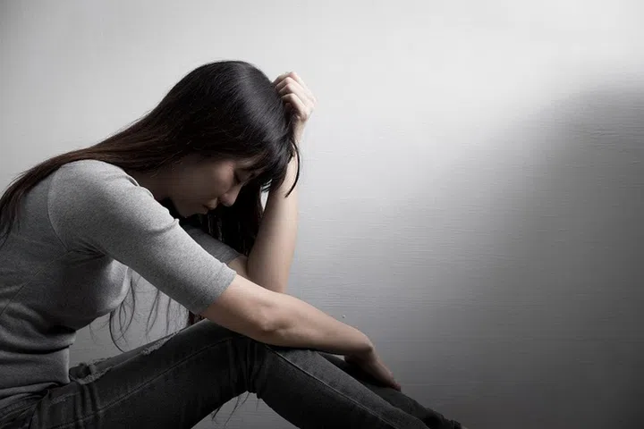 The depression woman sit on the floor