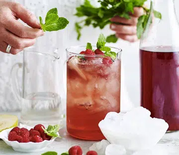 10 Easy Last-Minute Christmas Cocktails (& Alcohol-Free Versions)