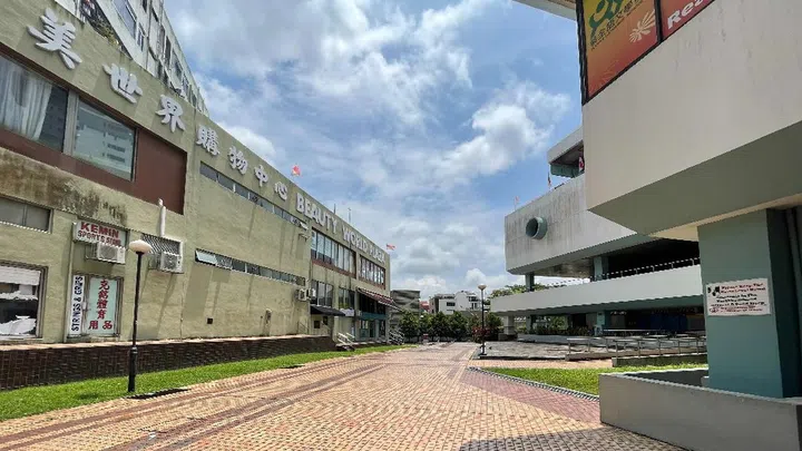 To get to MyGymLab Beauty World, find this open strip of walkway between Beauty World Centre and Beauty World Plaza, and walk up towards the left.