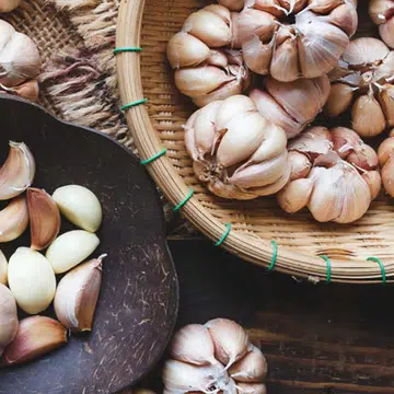 A step-by-step guide to peeling garlic quickly and easily