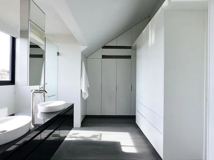 The bathroom includes fixtures from Duravit, Hansgrohe, and Jee-O.