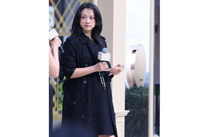 Tang wei pregnancy rumours baby bump at Burberry event