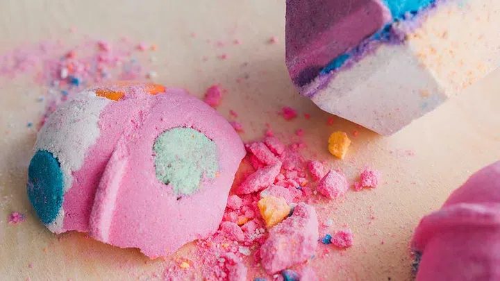 If a bath bomb cracks while you're removing it from the mould, gently press it back on top of the other half, or return the mixture to the mixing bowl and start the moulding process again.